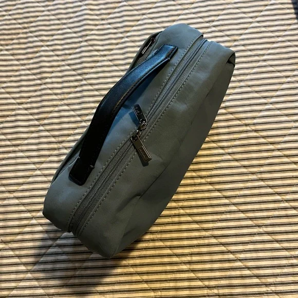 Away Unisex Toiletries Kit - Picture 2 of 6